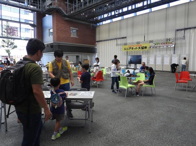 【かぶと虫相撲大会】待ち時間には、製作した竹製水鉄砲、ポックリ、モルック、樋スーパーボール流しで遊んだり、かぶと虫リレークイズで学んだりしました。