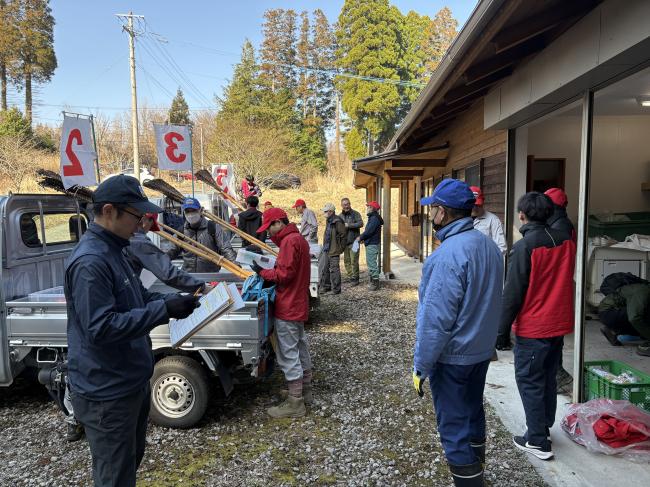大原詰所では、リーダー達が資機材を準備して軽トラックに積込みます