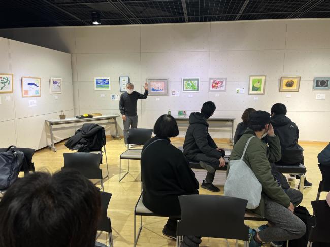 2025 年に北九州市立美術館黒崎市民ギャラリーでアート活動展を開催 し、初日に藤尾修二先生に、参加者の作品の良さを解説してもらいました。