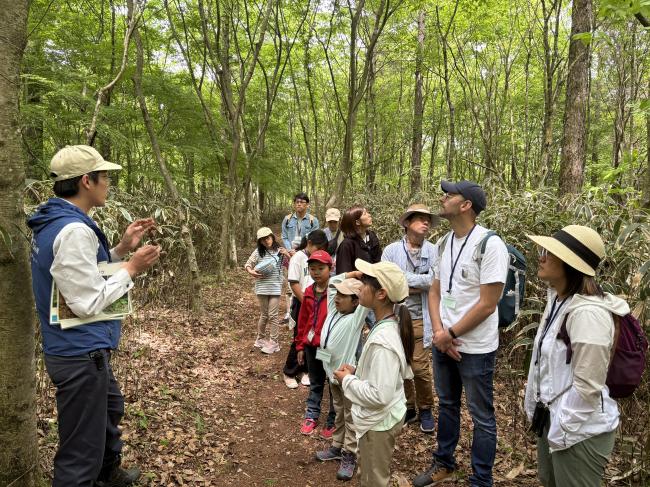 森の中を散策！動植物のお話は楽しいです♪