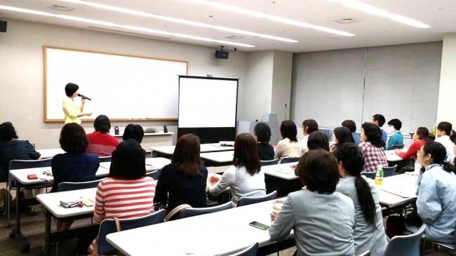 【ストレスケア講座】2025年【しあわせ家族な人生育て方講座】を開講。延べ100名の方が受講されました。子どもの願いはお母さんが笑顔でいること!あたたかな人間関係やしあわせな人生を願う皆様に機嫌よく生きるための生活習慣や言葉の使い方、脳を元気にするコツ・セルフケアをお伝えしています。