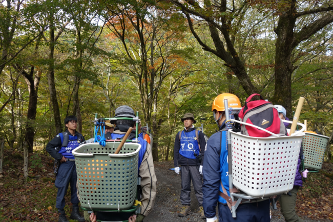 大船林道終点にて各々資機材を持って出発です