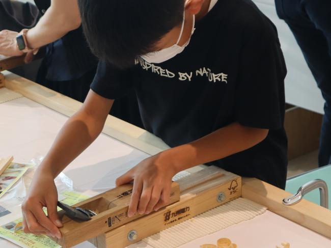 【マイ箸づくり】“かんな”を使って木をけずるよ！（出展：九州電力㈱・九州電力送配電㈱）