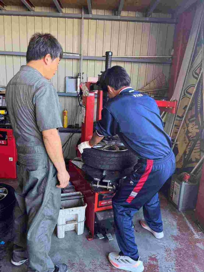 「キャリア教育の新しい実践」として、自動車整備工場での仕事を希望する 高校生が仕事体験をしました。
