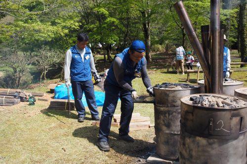手作りのピザ窯で焼き上げます