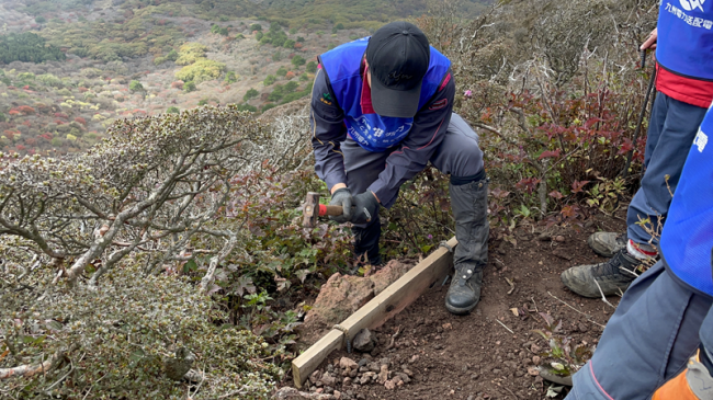 従来工法による水切り板の設置作業②