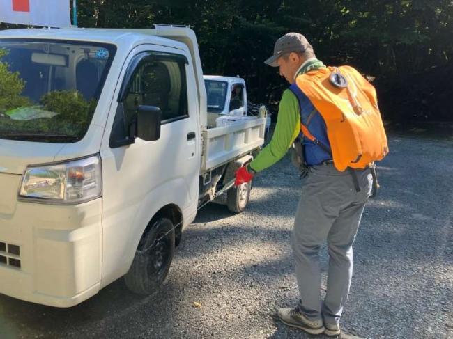湿原に外来種の種を持ち込まないよう、車のタイヤ洗浄を念入りに行います