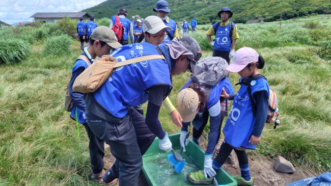 作業後は種子が拡散しない様に靴裏をトロ箱に溜めた水で洗浄します