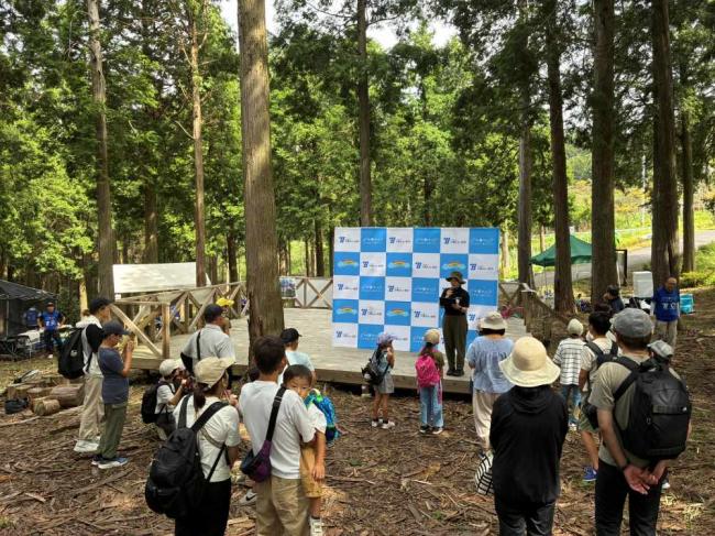 参加者の皆さんが森に集合！開会式がはじまります