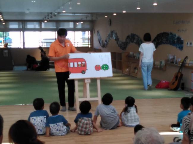 子育て支援施設「えんキッズ」 えほん読み聞かせの様子です。