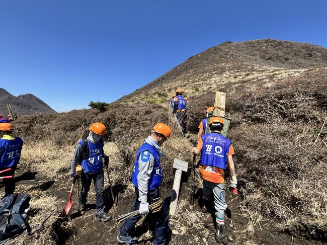 大戸越から整備用の資機材を背負って移動