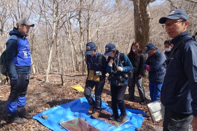 生態系に被害を及ぼすおそれのある植物の種を　持ち込まないよう、念入りに靴の泥落とします