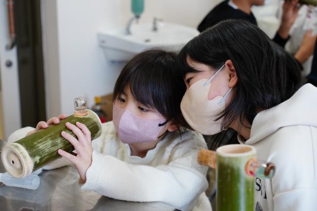 完成した万華鏡を観察している様子