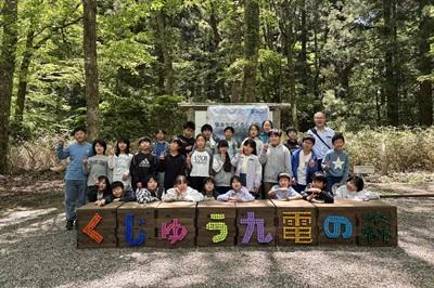 みんなで作った看板といっしょに記念撮影！