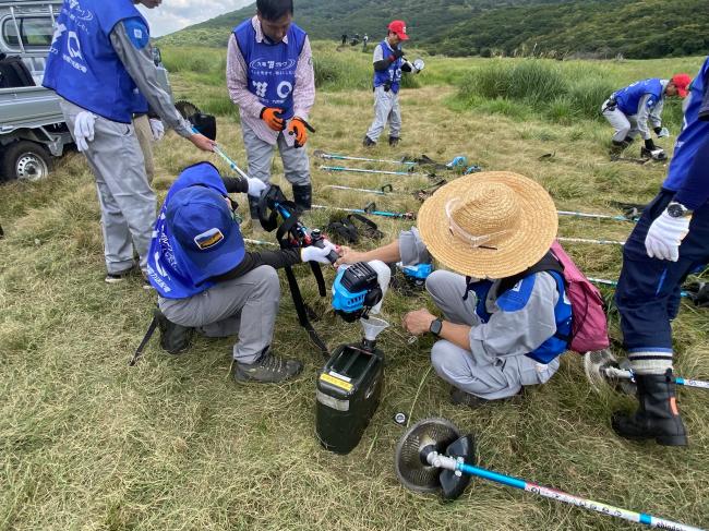 作業が終わったら全員で刈払機の片付けをします