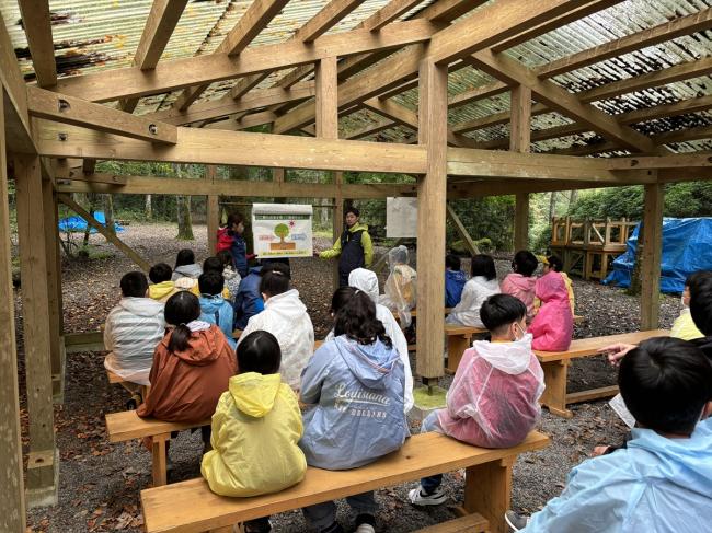 地球温暖化や森の持つ役割についての講話　　　　　　　（天気の悪い日はあずまやで行います）