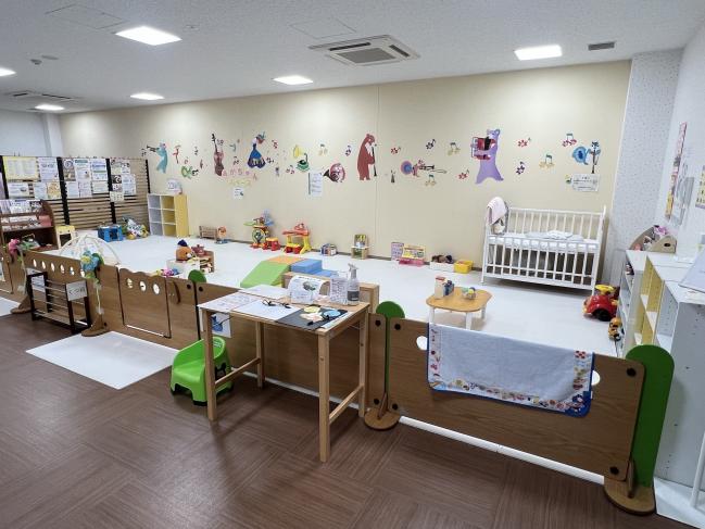 子育て家庭サポートステーション(にこにこ)】子育て相談員に何でも相談ができる場所です。子どもと一緒に楽しめるイベントや子育てに関する専門家による教室も開催。地域の専門家と連携しながら子育てに関する不安や悩みの相談、子育て支援の情報提供を行っています。