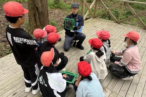 クイズラリーアプリを使って森を探検！