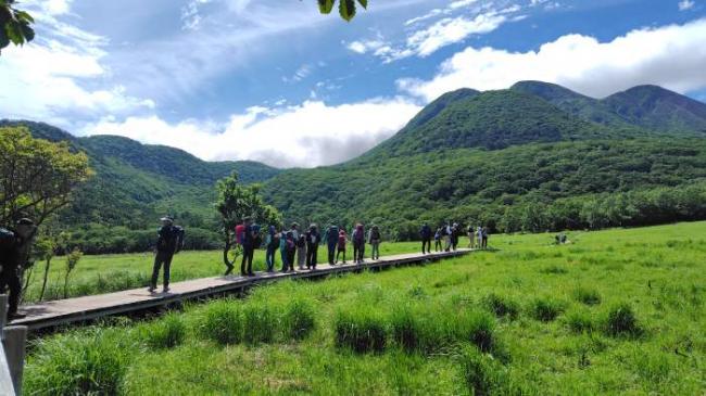 歩き出しはタデ原湿原の木道!天候も快晴です