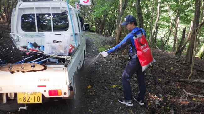 湿原に外来種の種を持ち込まないよう、車のタイヤ洗浄を念入りに行います