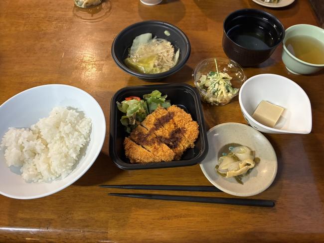 みんなで食べる山小屋での食事は格別でした