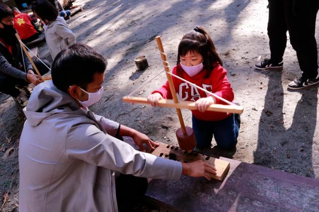 令和2年12月2日「むかばきアウトドア体験」 親子で火起こしに奮闘中!!