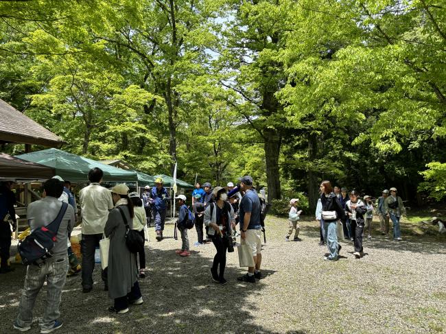 清々しい朝、参加者の皆さまが続々と集まり受付が始まります