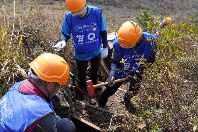 従来工法による水切り板の設置作業です