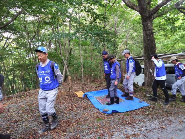 参加者も同様に外来種の種を湿原に持ち込まないように、マットを踏んで立入ります