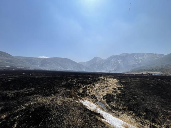 作業は終了し、青空と、くじゅう連山をバックに湿原一帯は黒い絨毯(´▽`)