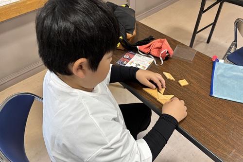 待ち時間には木のパズルで大盛り上がり