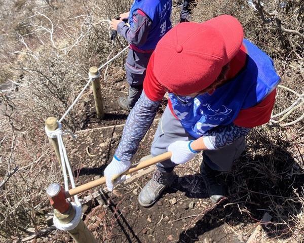 従来工法班は、腐食していた転落防止柵の補修も行いました