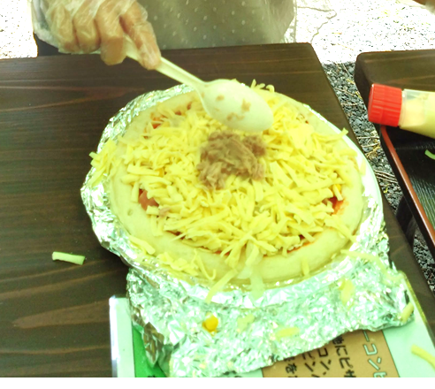 【ピザトッピング体験】間伐材でピザ作り