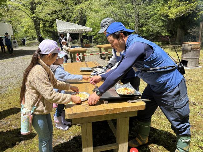 はい、焼きたてピザできたよ(´▽`)
