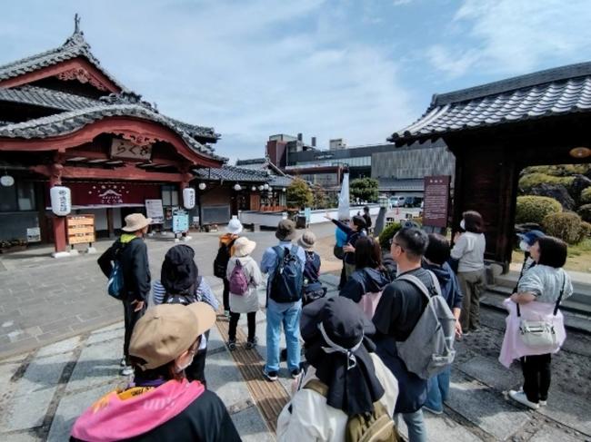 「路地裏フットパス」 さくら湯の説明 (他にも8か所のコースを作成)