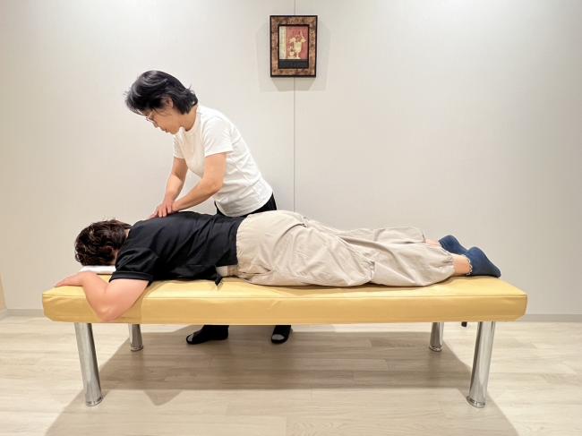【楽らくタッチング】脳を科学的に活性化させる新しい技術です。まるで眠っているような感覚の中で、日々の育児や家事による心や身体の疲労を改善します。「イライラが減り、家族に優しくなれた」「子どもも不思議と落ち着いてきました」など多数の喜びのお声をいただいています。