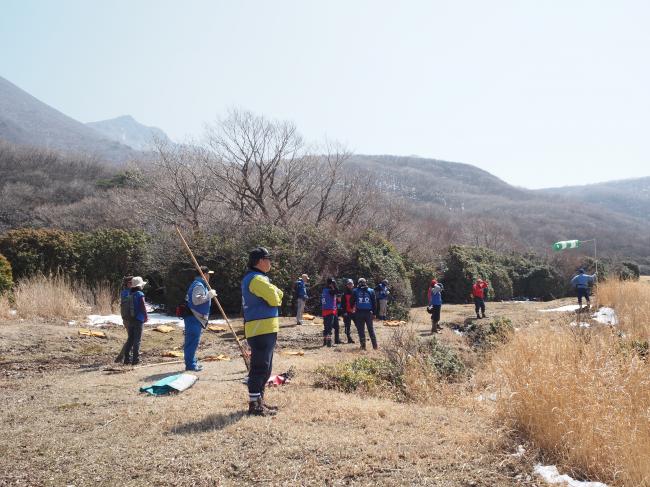火入開始合図まで、風向きを確認しながら待機します
