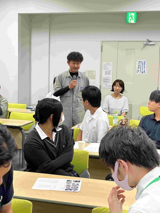 「キャリア教育の新しい実践」として、8社の企業で仕事体験をした小学生~ 高校生が、市民向けに自分の仕事体験を報告しました。受け入れてくださっ た企業の方や大学教授が講評してくださいました。