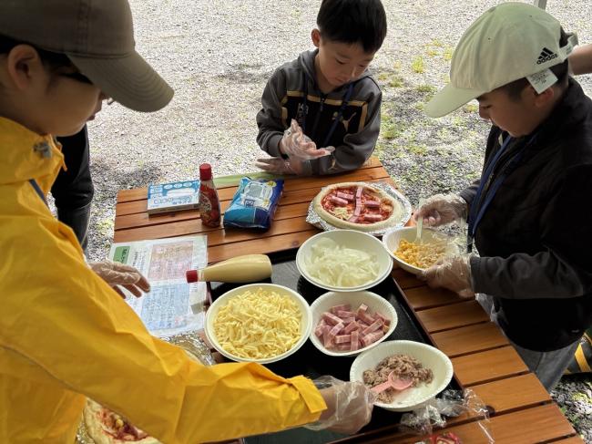 お昼にはピザトッピング体験(^o^) まずはベーコンかな~(^^)