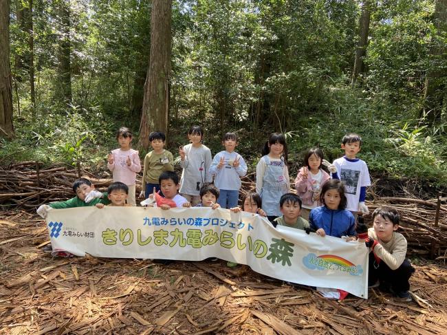 完成した〝しがらみ〟の前で記念撮影(^^)　　　　　　　　　　　　　　　霧島市立高千穂小学校の皆さん✨