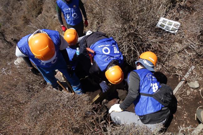 新工法による水切り板設置作業