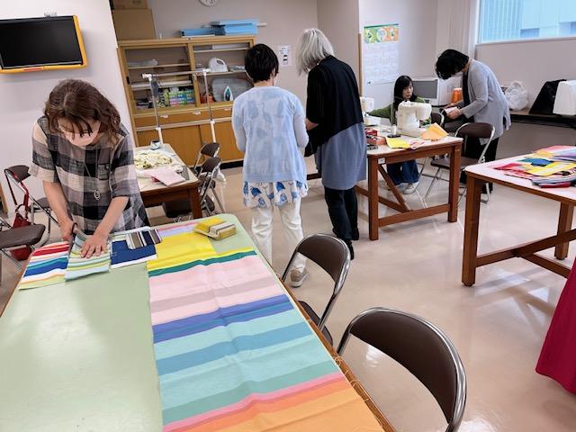 保護者の会では、縫い物やアロマをしたり、茶話会をしたりして、保護者同士 が安心して語り合い、支え合っています。