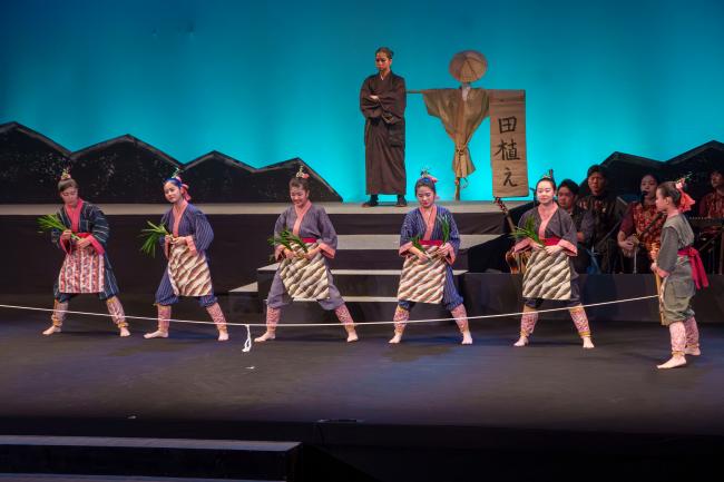 徳之島の豊年祭。昔の稲作や米づくりの作業を歌と踊りで表現し、豊作への感謝と喜びを表す。