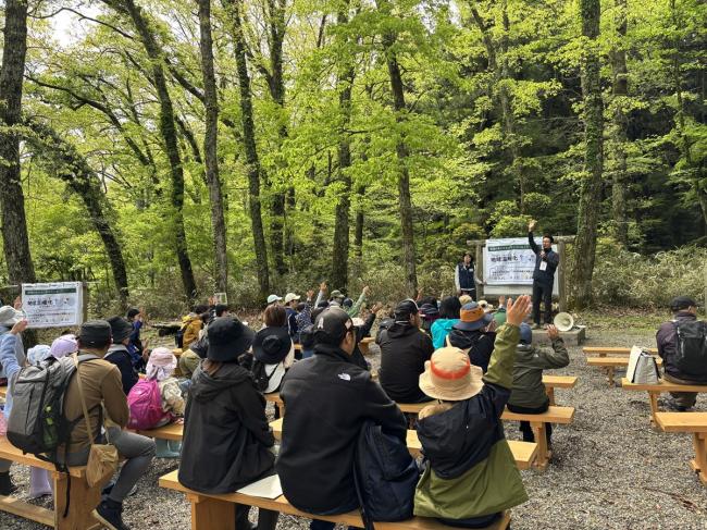 森の教室で地球温暖化や森の持つ役割についての講話 「わかったかな?」