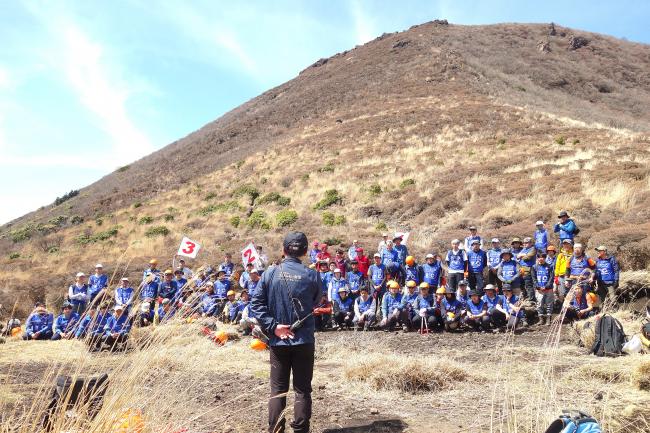 お昼ご飯と休憩のあと、平治岳を背に解散式を実施