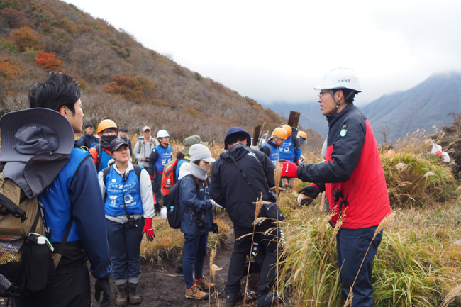 支障木伐採班は作業リーダーから説明を受け、作業開始!