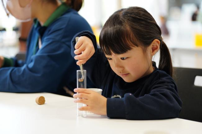 ピンセットを使ってそっとシーグラスを入れている様子
