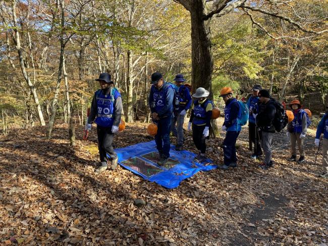 坊ガツル湿原に向かう前に靴の裏の泥（花の種等）を落とします