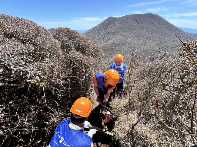 従来工法による水切り板の設置作業