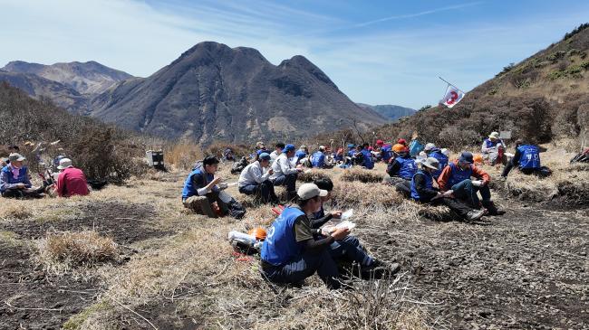 周囲一帯山に囲まれた大自然の中でのお弁当は格別